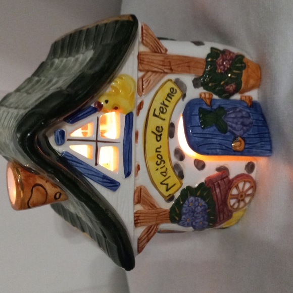 Two Cosy Cottages W/Easter Set Up - Picture 6 of 8